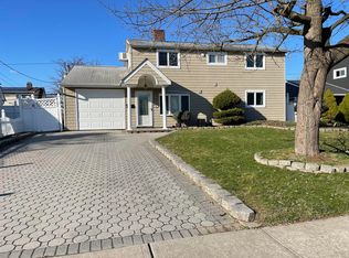 35 Sleepy Ln, Hicksville, NY 11801