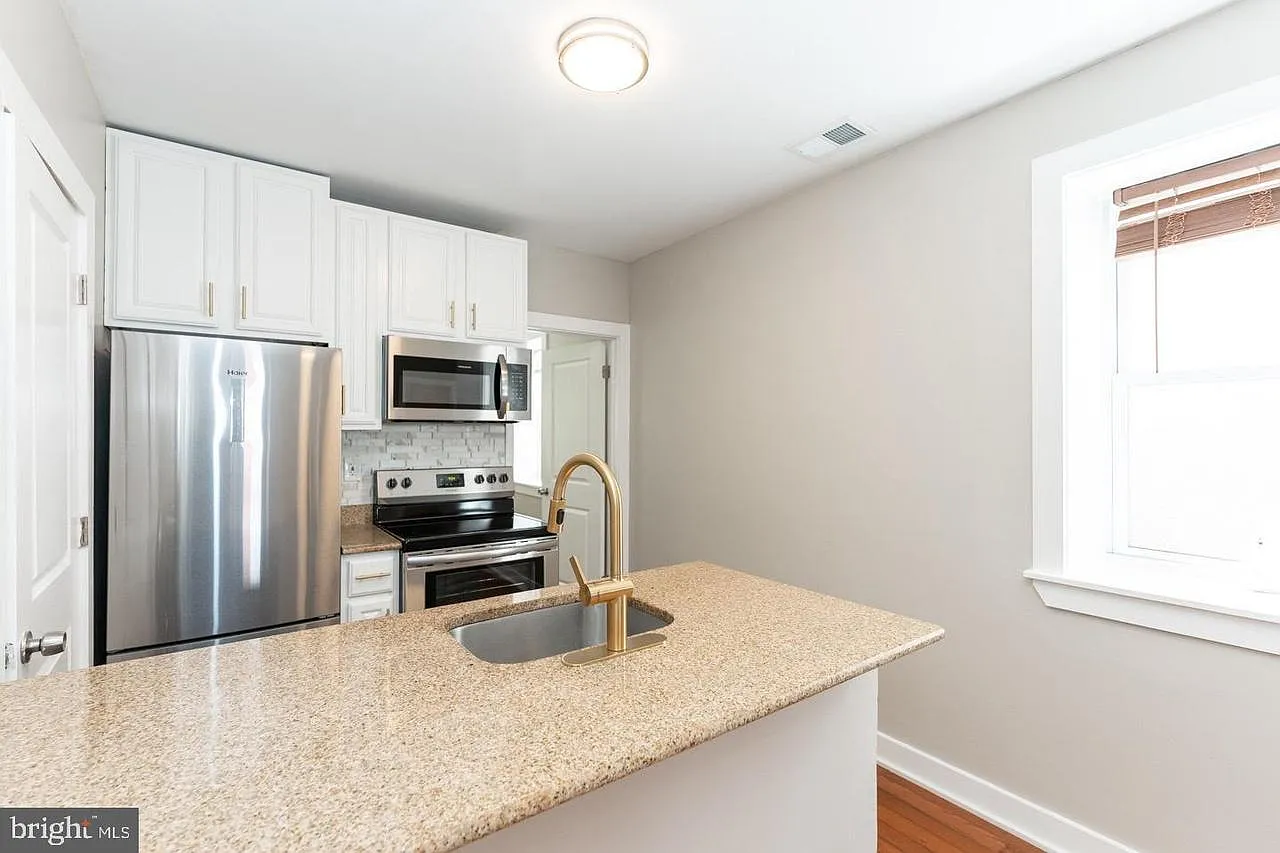 1001 N Marshall St — Photo 2