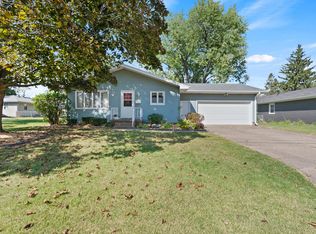 2117 Ridgewood Ave, Muscatine, IA 52761