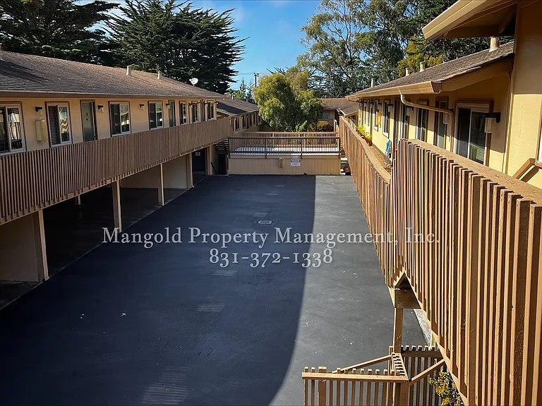 Del Mar Apartments — Photo 10