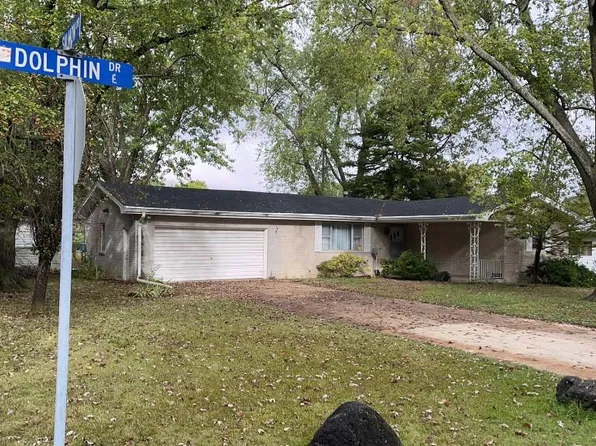 804 Dolphin Dr W, Highland, IL 62249