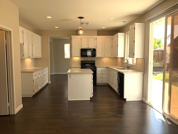 2nd image of 40204 Banyan St