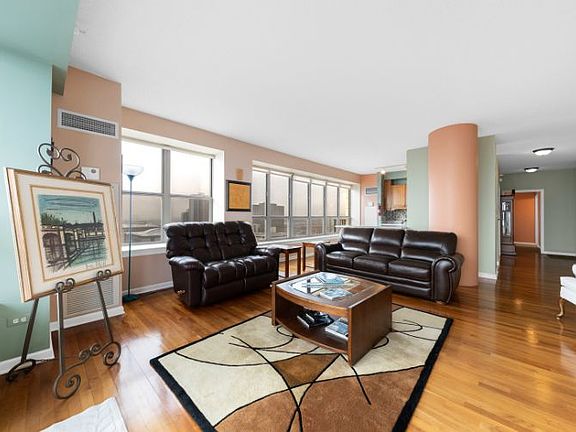 4th image of 1717 S Prairie Ave APT 2010