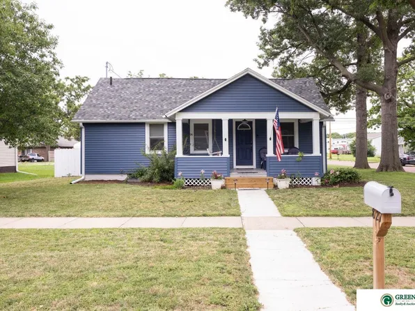 827 N Burlington Ave, York, NE 68467