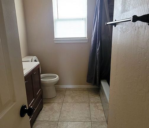 3rd image of 2805 Oak Dale Dr