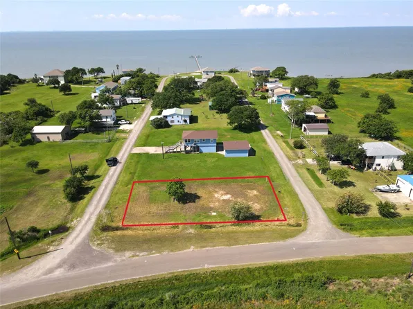 102 Ouisa St, Anahuac, TX 77514