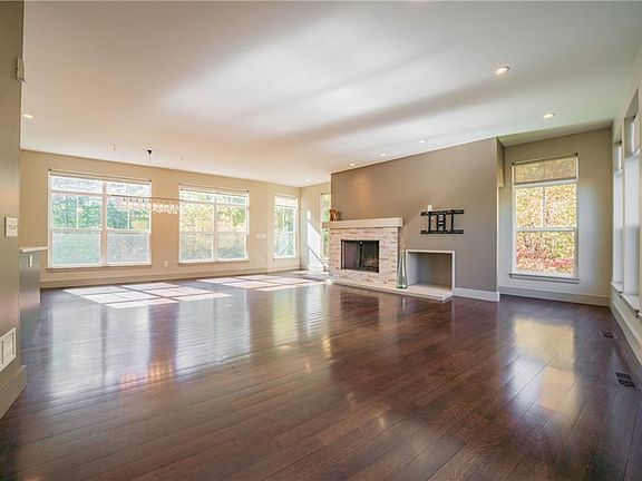 4th image of 2882 Gates Ct