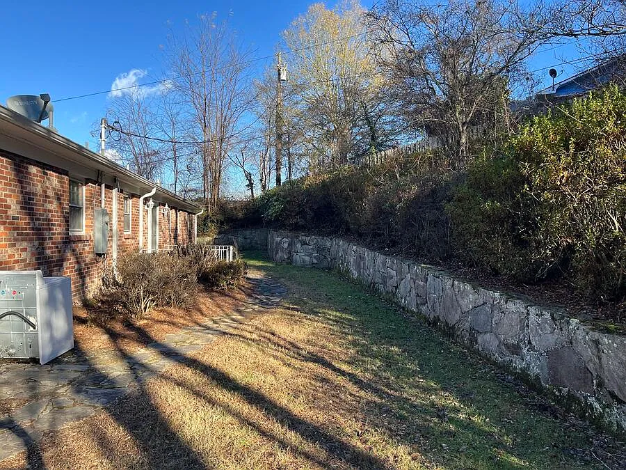 3 bed, 1995 sqft, $2,795 — Photo 2