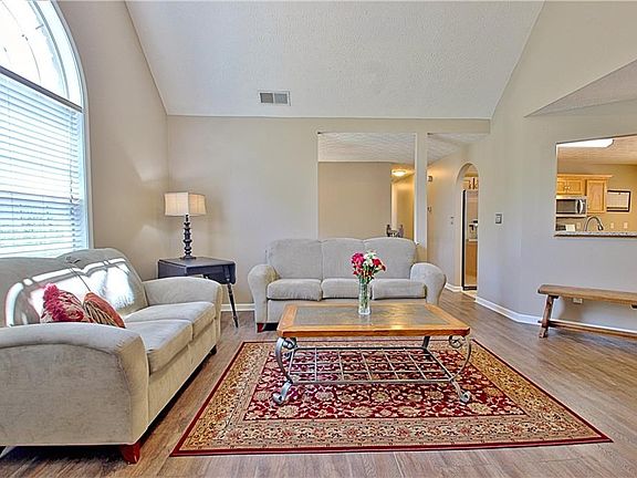 4th image of 415 Barrington Grange Dr