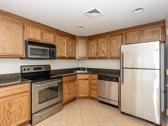 4th image of 242 Maple Ave