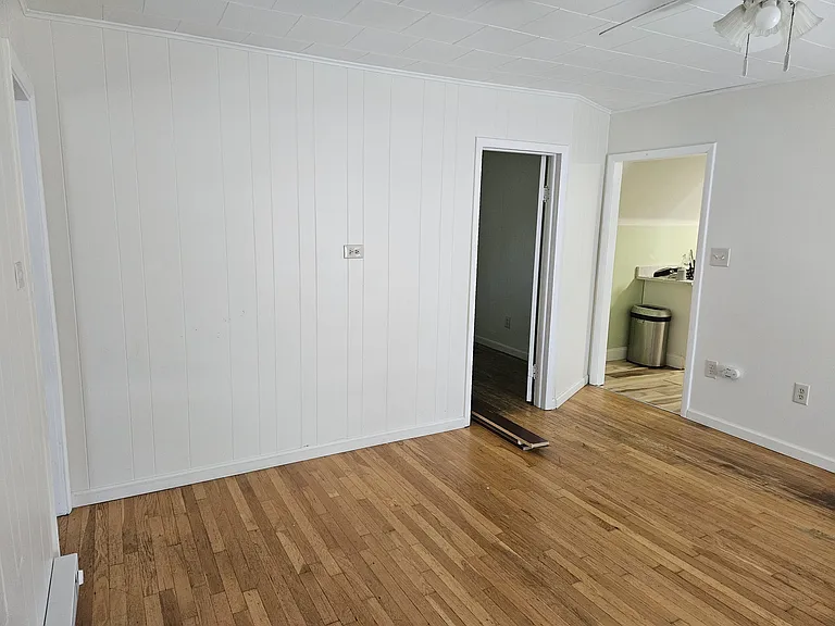 401 Center St — Photo 2