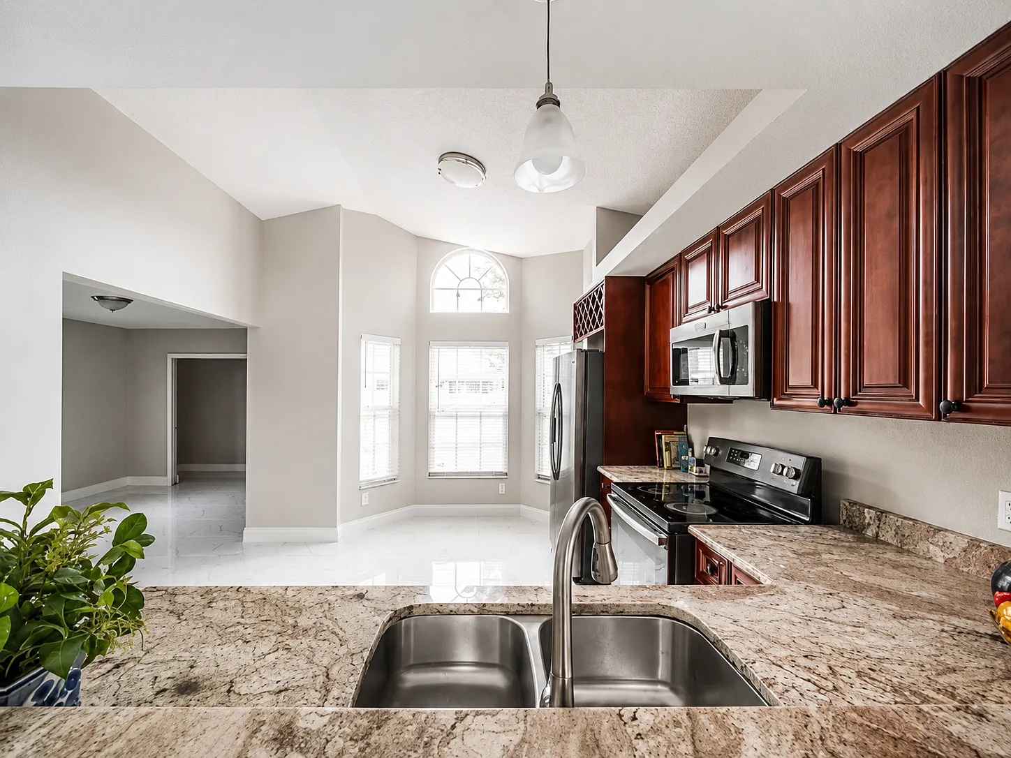 10201 Vista Cove Ln — Photo 3