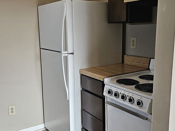 4th image of 2003 Woodcrest St #G