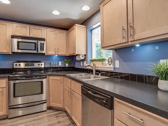 4th image of 607 SE 15th Ave