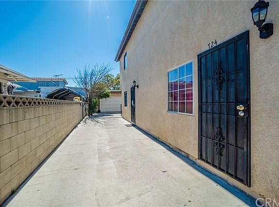 3rd image of 724 W 52nd Pl