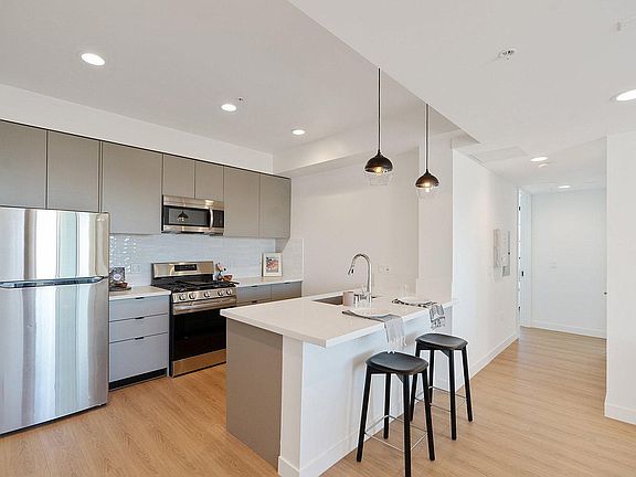 3rd image of 426 N Alexandria Ave #23eekhsmn