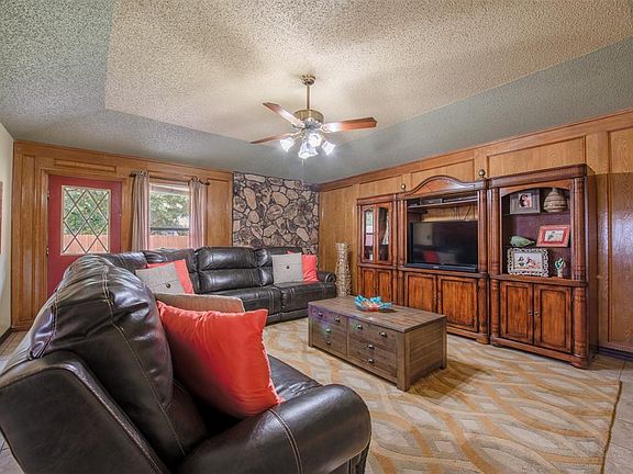 5th image of 111 Karen Ct