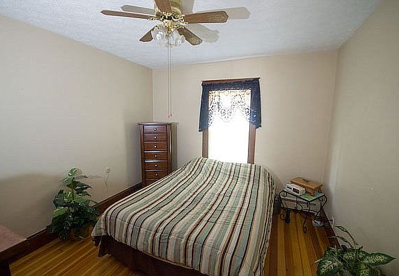 1st floor bed (1 of 2)