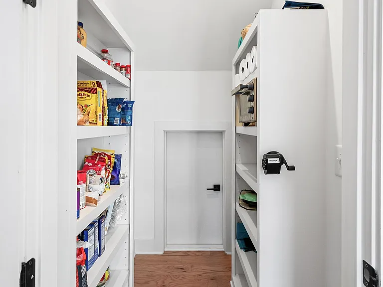 939 Spain Ave — Photo 45