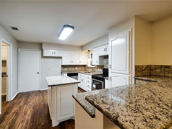 3rd image of 1004 Glenn Dr