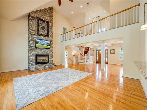 5th image of 1074 Jefferson Dr W