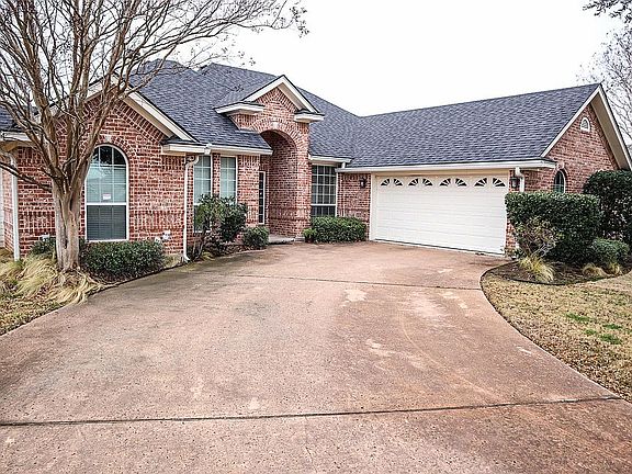 2nd image of 904 Queen Elizabeth Dr