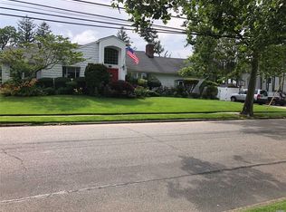 104 Harbor Ln, Massapequa Park, NY 11762