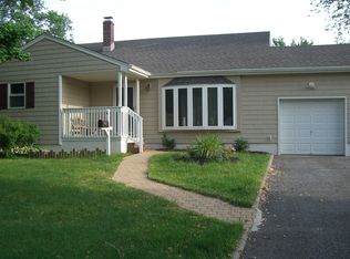 4 Acker Dr, Middletown, NJ 07748