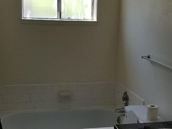 3rd image of 6091 N Poplar Ave