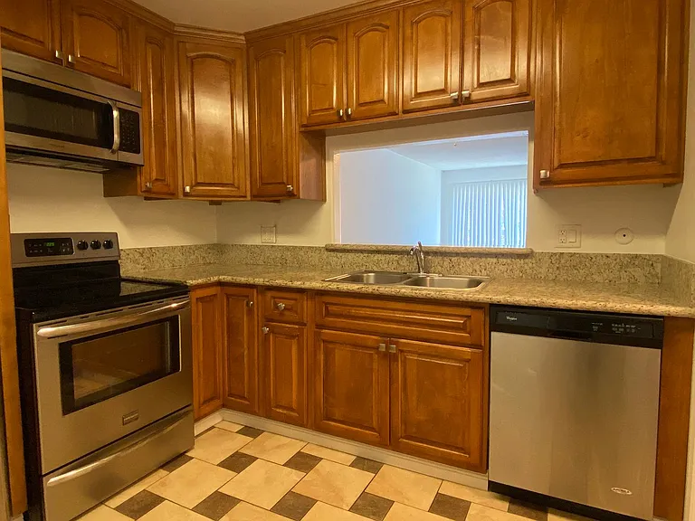 130 S. Flores St. — Photo 9