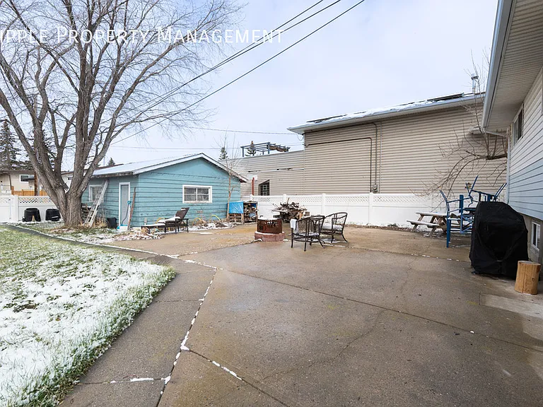 6039 18a St SE #UPPER — Photo 2