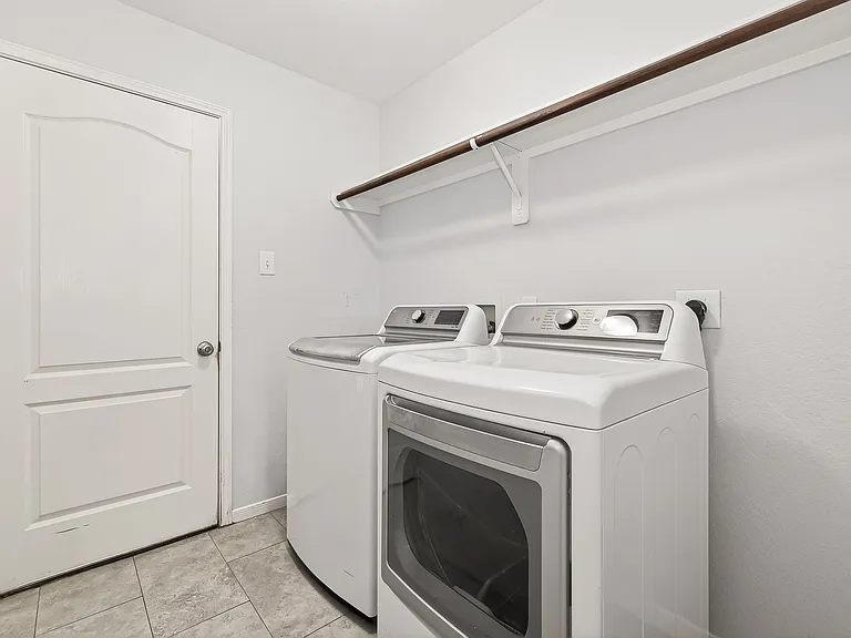 2731 Roaring Oaks Ln — Photo 23