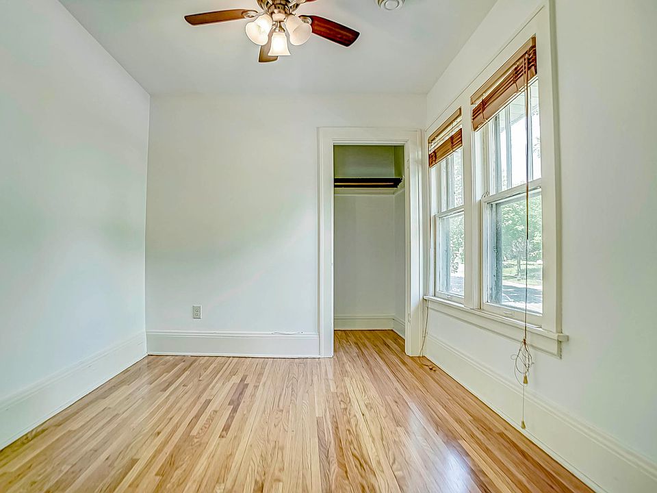Bedroom (larger than it appears!)