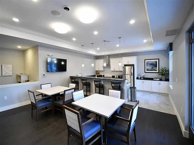 Oaks of Shorewood Apartments — Photo 15