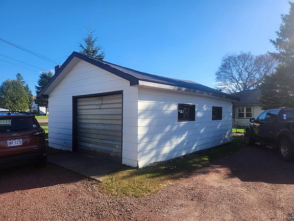 3rd image of 218 E 11th Ave