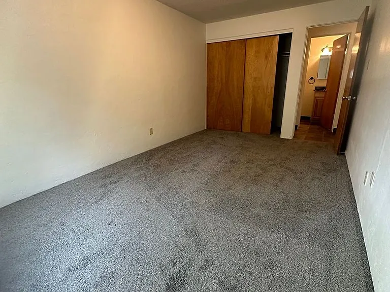 Yellowstone Apartments — Photo 7