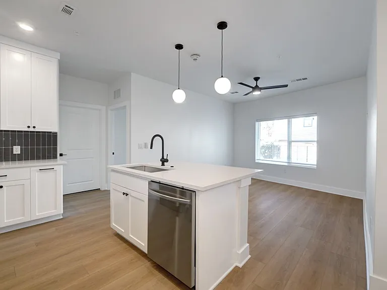 3000 Duval St #201 — Photo 8