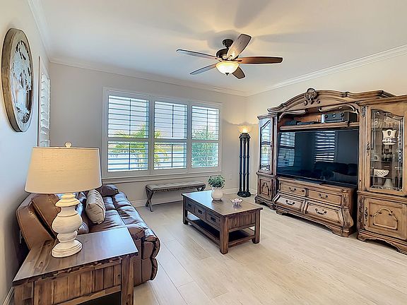 4th image of 352 Bella Cortina Dr