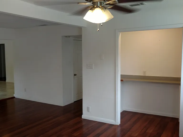 107 E Powell Ln — Photo 11
