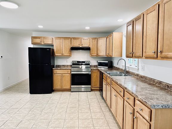 4th image of 30 Rivers Edge Rd #1