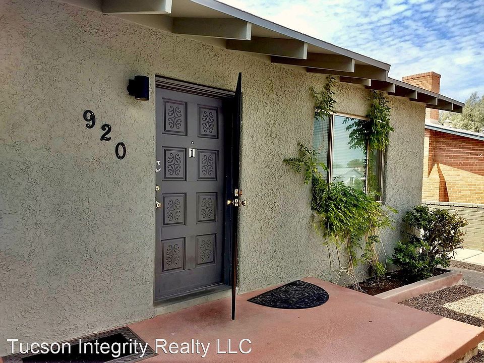 1st image of 920 E Elm St #2910677
