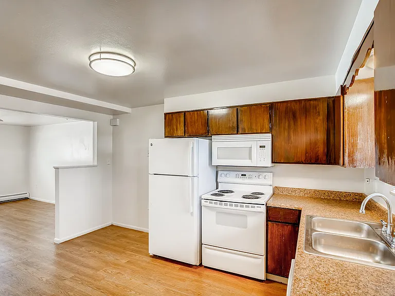 290 S Hoyt St — Photo 5