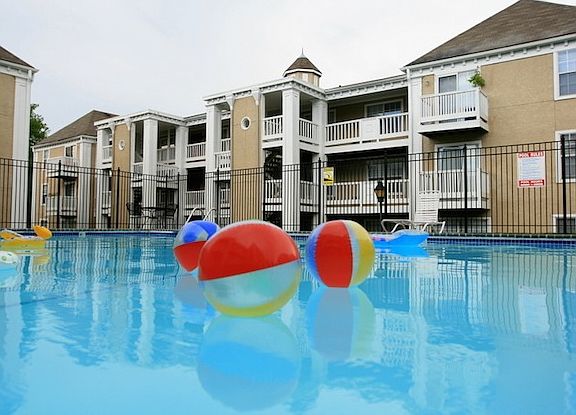 Sparkling pool with new pool furniture!