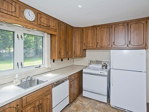 5th image of 34 Vadnais St