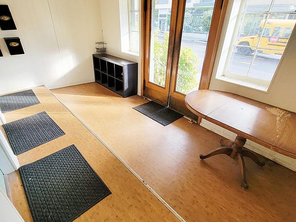 Front lobby with 4 door mats for 4 entry doors