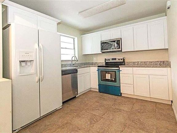 3rd image of 809 SE 14th Ct