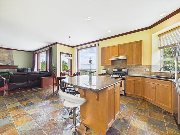 5th image of 23 Fernway Dr