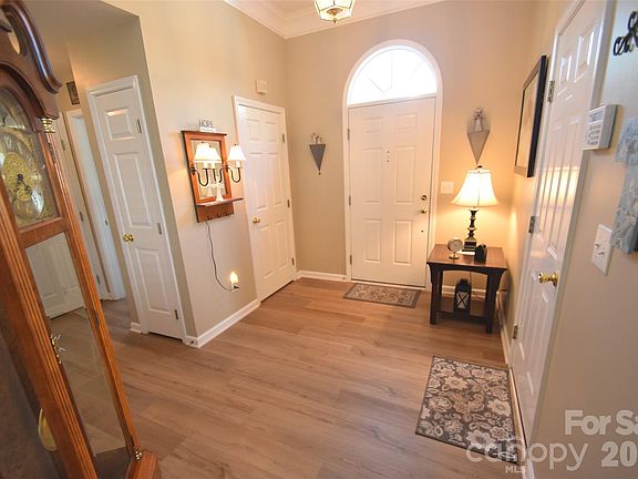 4th image of 6703 Mimosa St