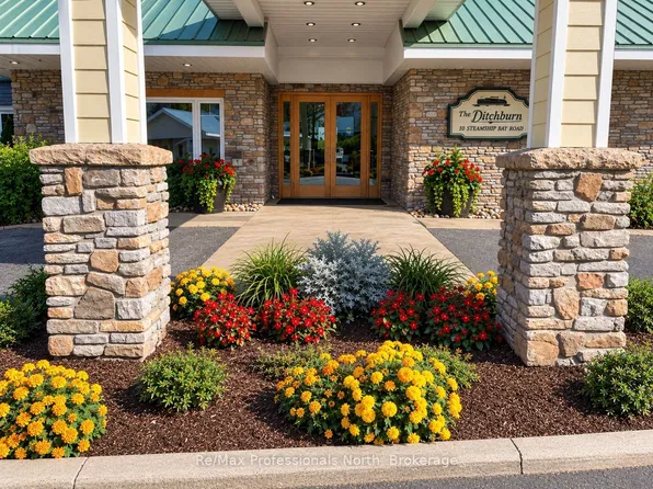 110 Steamship Bay Rd #207, Gravenhurst, ON P1P 1Z9