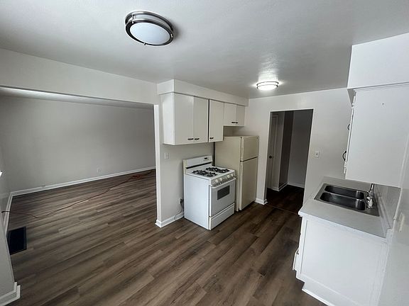 2nd image of 2616 Newport Ave #3